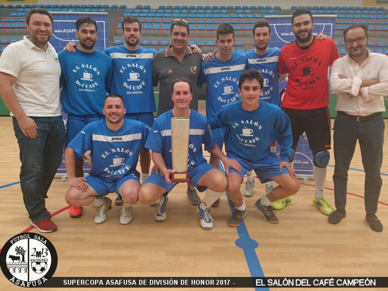 Se jug la Supercopa Asafusa de la Divisin de Honor entre el CAMPEN de LIGA EL SALN DEL CAF y el CAMPEN de COPA MH HEALTH CARE.
Gran encuentro en el que El Saln del Caf logr ponerse por delante con un 3-0 en el marcador, pero que el Health Care no se di por vencido y a falta de 14 segundos empat 4-4 para llegar al lanzamiento de penaltys.

En la tanda de penaltys, se proclam CAMPEN EL SALN DEL CAF, tras fallar el ltimo lanzamiento el Health Care, y marcar ellos.

Haciendo la Entrega de Trofeos estuvo presente Fernando Marcos de HOLISTIC CENTER SALAMANCA que tuvo ocasin de felicitar a ambos conjuntos por el buen encuentro ofrecido.